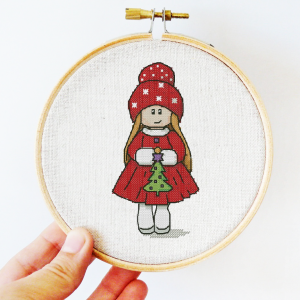 Авторская бесплатная схема вышивания крестиком с Новогодней куколкой от Юлии Стрекаловой. Подойдет для декора и для продвинутых.