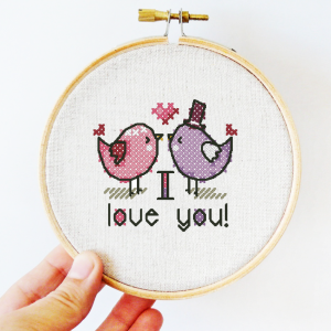 Маленькая авторская схема вышивки крестом "Влюбленные птички" для начинающих.